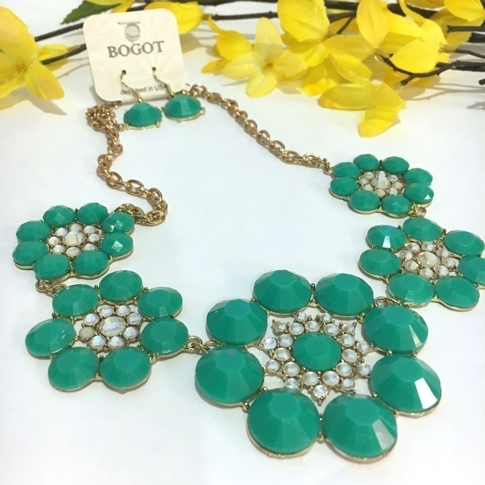 𝅺3/$29! Teal Green Flowers Statement Necklace